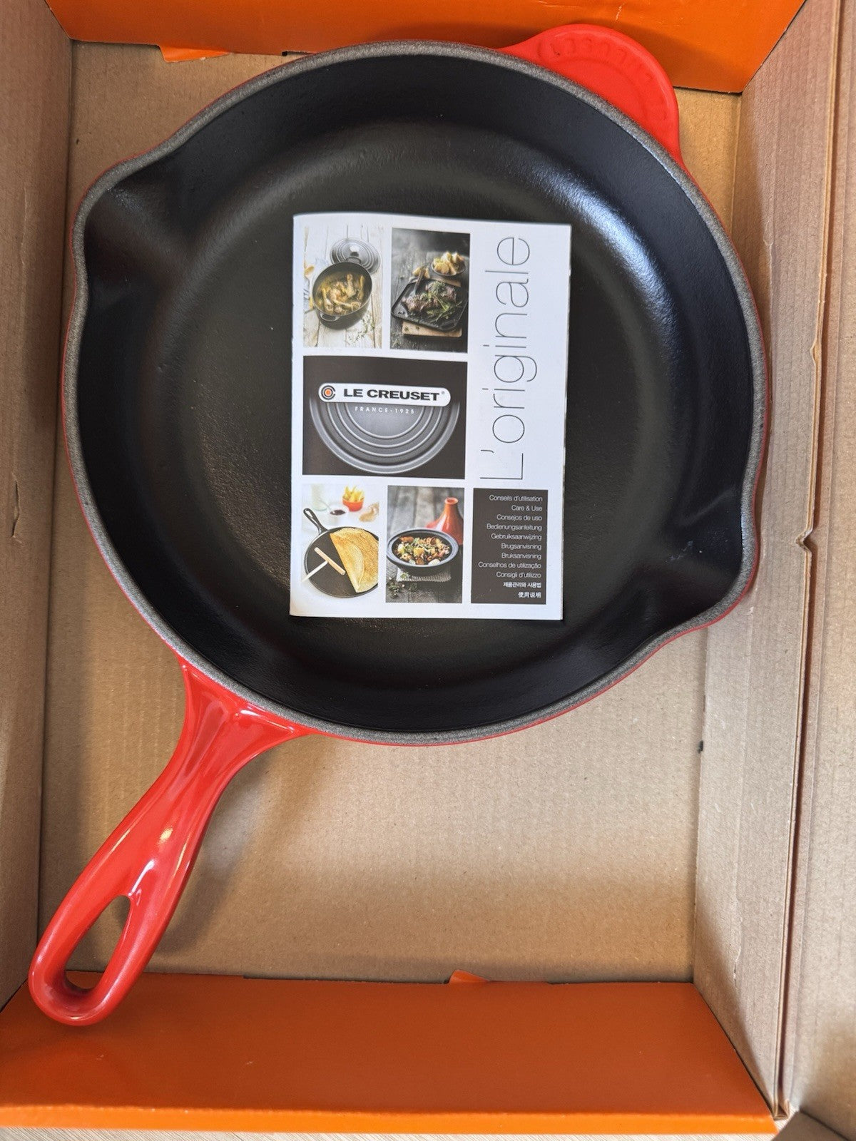 Le Creuset Signature Enamelled Cast Iron 28cm 9in Skillet Frying Pan - Red